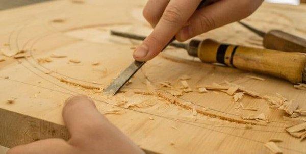 Quels sont les matériaux utilisés dans la sculpture sur bois ?